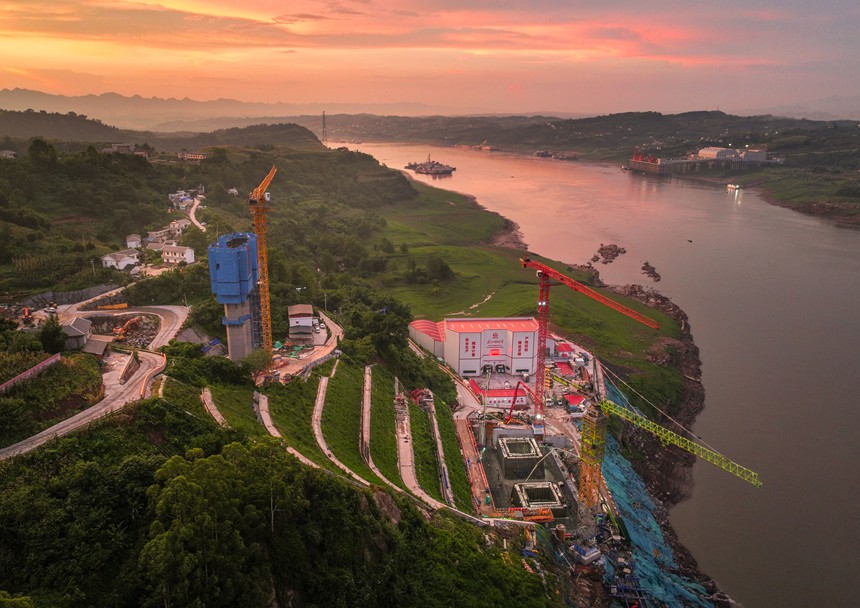 7月12日,宜涪高铁涪陵长江公铁大桥施工现场一片繁忙(无人机照片)。首席记者 龙帆 摄