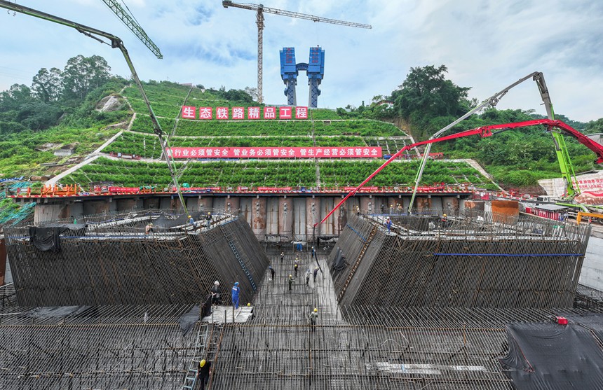 7月12日,宜涪高铁涪陵长江公铁大桥施工现场,多台混凝土泵车同时作业(无人机照片)。首席记者 龙帆 摄