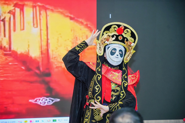 现场川剧变脸表演。校方供图