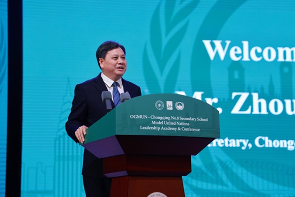 周迎春致辞。重庆八中供图