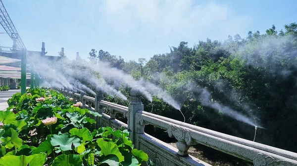 景区全天开启的雾森系统持。大足区融媒体中心供图