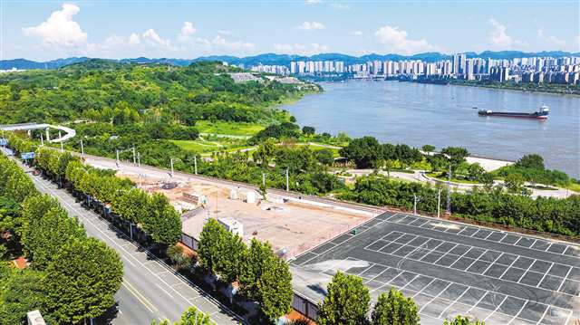 　7月14日，大渡口鐵渝露營停車場，建在江邊的停車場為前來游玩的市民游客提供便利（無人機照片）。