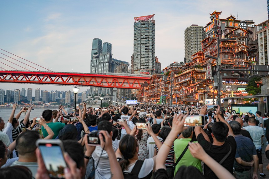 2026年7月13日20:00，渝中区洪崖洞，游客拍摄景区亮灯。记者 谢智强 摄