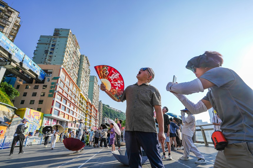 7月13日，李子坝单轨穿楼观景平台，游客在烈日下打卡“吃单轨”。记者 谢智强 摄