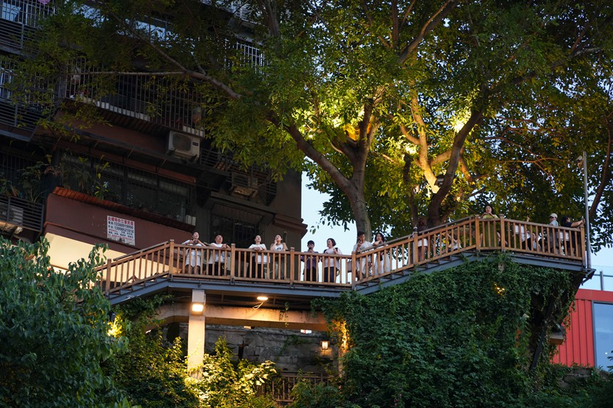 7月13日，渝中区戴家巷景区，游客在栈道上赏景。记者 谢智强 摄