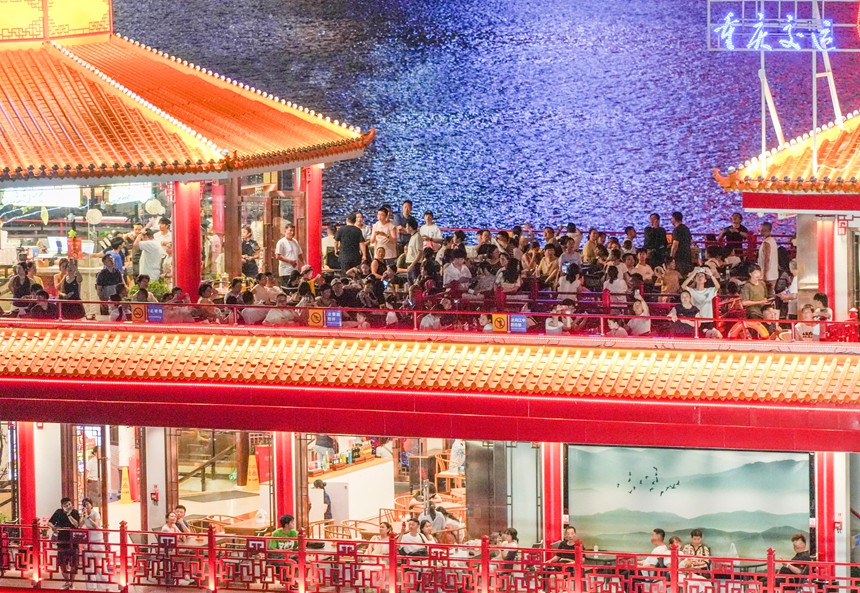 7月13日，渝中区嘉陵江，众多游客在游轮上赏景。记者 谢智强 摄
