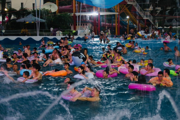 市民游客夜间在水上乐园游玩。景区供图