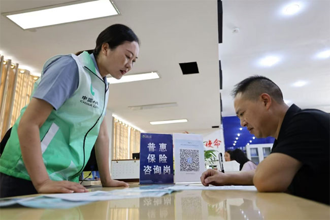 邮亭镇社区居委会设立中国人寿普惠保险服务窗口。中国人寿寿险重庆市分公司供图