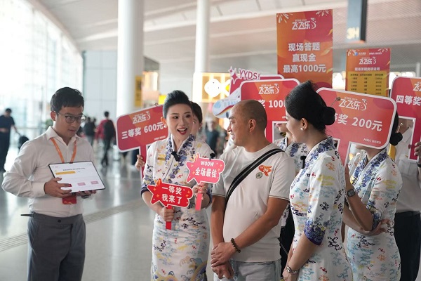 活动现场旅客参与答题赢现金活动。新海航航空集团供图