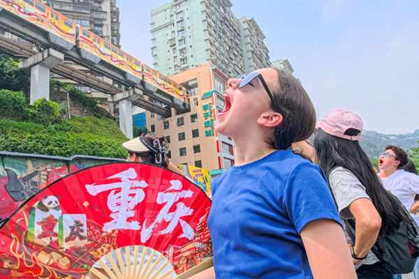 外国小朋友在李子坝体验“吞轻轨”。渝中区委宣传部供图