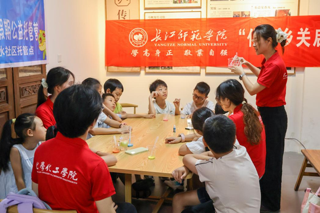 志愿者带领小朋友们开展科学实验。校方供图