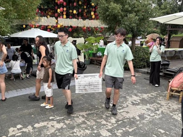 团队成员为第七届吃梨大赛做准备。西南大学经济管理学院供图