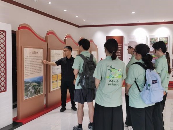 团队成员开展调研。西南大学经济管理学院供图