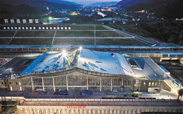 7月14日晚，西渝高鐵開州站換乘中心建設現場，工人們採取“搶早晚、避午間”的方式錯峰施工（無人機照片）。特約攝影 王曉宇/視覺重慶