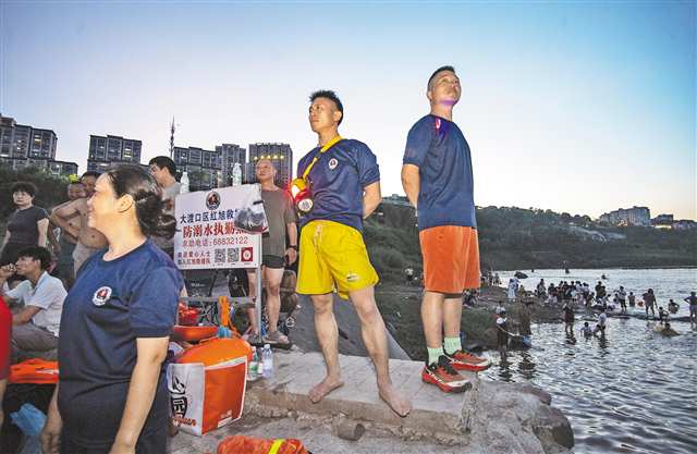 7月15日，大渡口区滑石滩江边，值守的红旭水上救援队正在观察水中情况。记者 郑宇 摄/视觉重庆