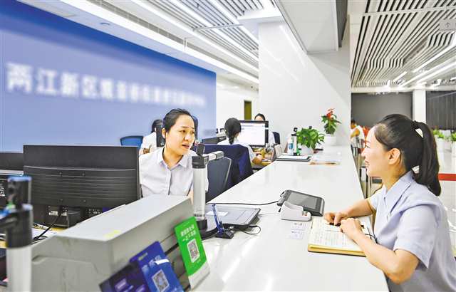 七月十三日，“小马”丁雪姣（右）到街道便民服务中心帮腿脚不便的居民更换医保卡。记者 齐岚森 摄\视觉重庆