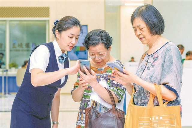 重庆三峡银行为老年客户提供耐心细致金融服务。
