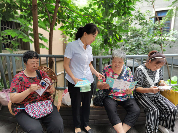 给辖区居民群众发放文明城区宣传资料。渝中区委宣传部供图