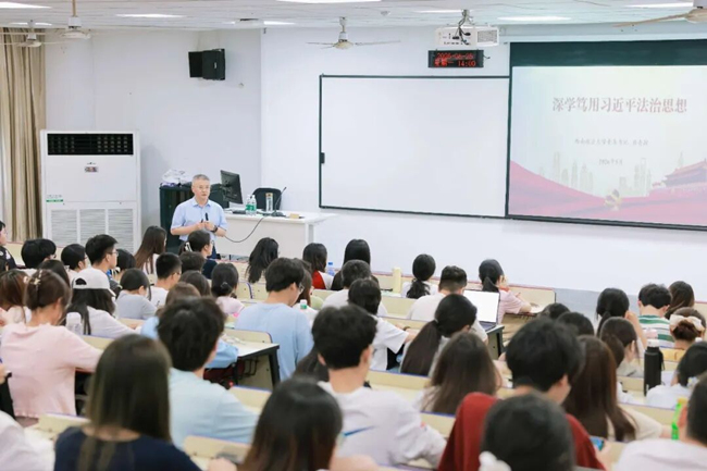 该校党委书记唐青阳给学生讲授形势与政策课。西政供图