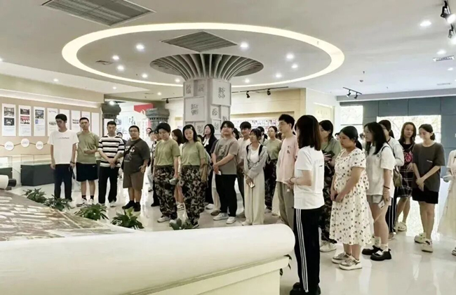 校史展馆年均接待参观者上万人次。西政供图
