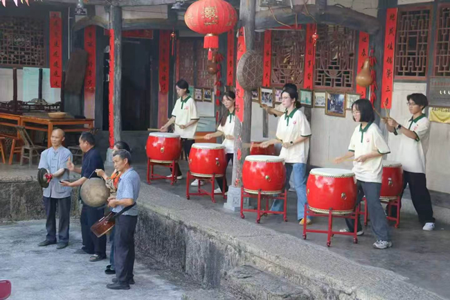 学生们与彭水耍锣鼓传承人同台演奏。校方供图