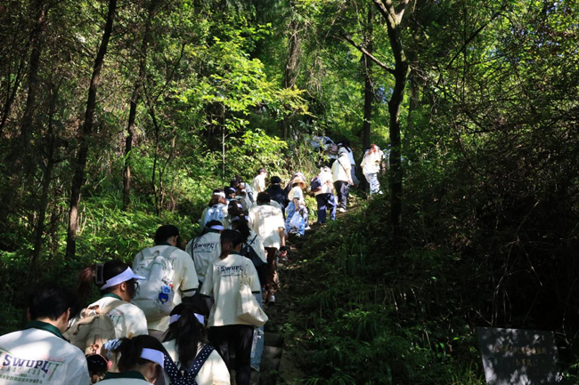 实践团徒步山间。校方供图