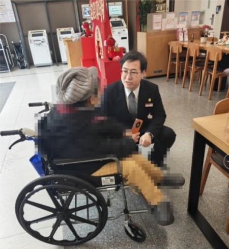 为老人提供爱心服务。招商银行重庆分行供图