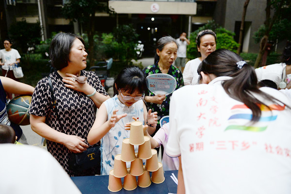 纸杯“搭”古塔。学校供图