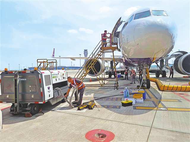 駕駛員謝友凱（左）正在使用電源車為停場飛機供電。（西部航空供圖）