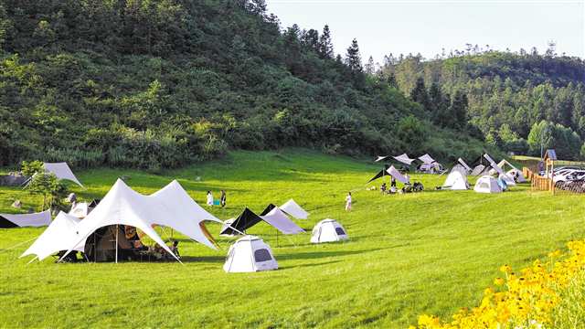 7月15日，酉阳县菖蒲盖旅游度假区，游人在此露营游玩。特约摄影 邱洪斌 通讯员 彭亮 摄/视觉重庆