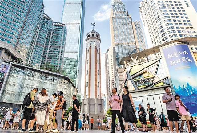 人流如织的解放碑步行街。2025年，解放碑商圈以西部首个GDP与社零总额“双千亿”的成绩，刷新了人们对内陆商业中心的认知。通讯员 王欢 摄/视觉重庆