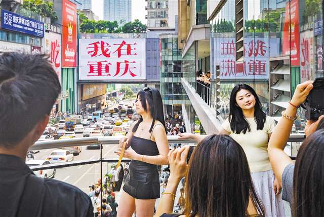 观音桥“我在重庆”打卡点，拍照留念的游客络绎不绝。记者 张锦辉 摄/视觉重庆