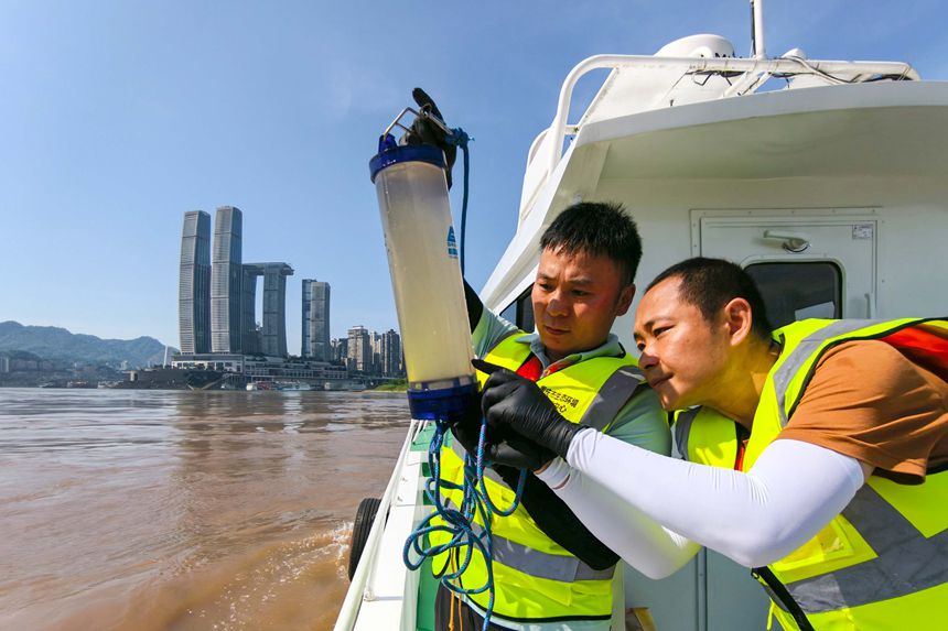 7月15日，长江朝天门水域，环境监测人员在饮用水源地取水采样。记者 崔力 摄