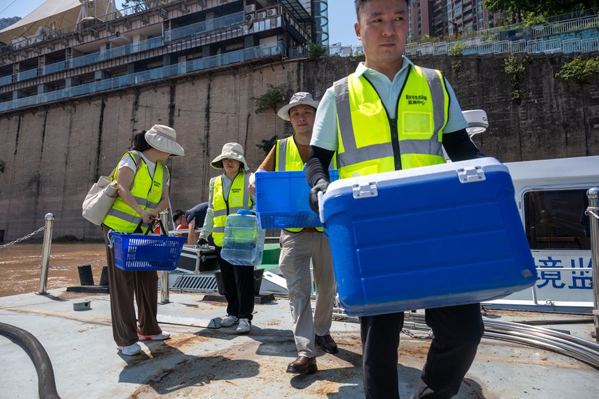 7月15日，南滨路游艇码头，环境监测人员将样品冷藏保存带回实验室。记者 崔力 摄