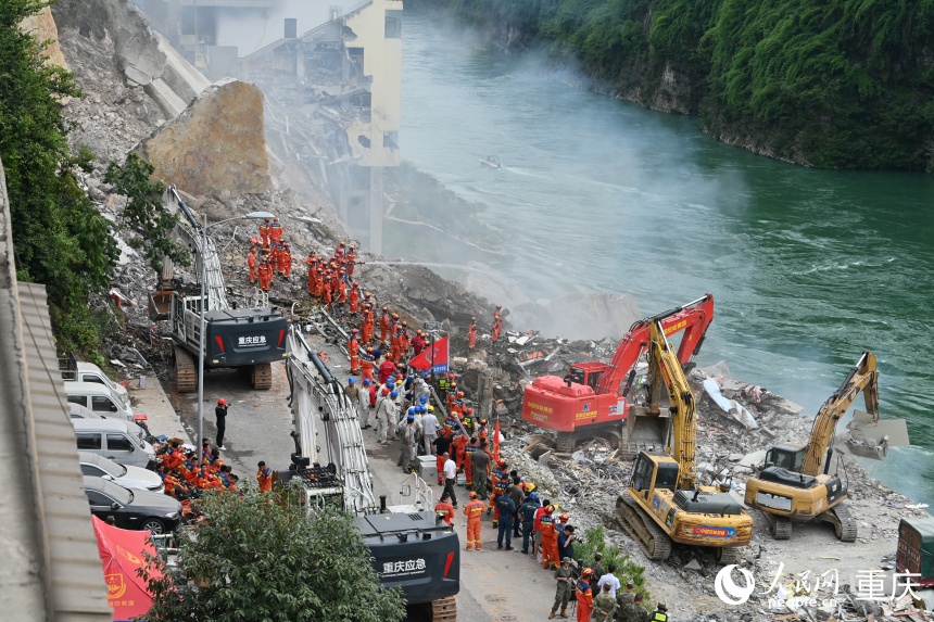 重庆彭水山体垮塌救援现场。人民网记者 刘政宁摄