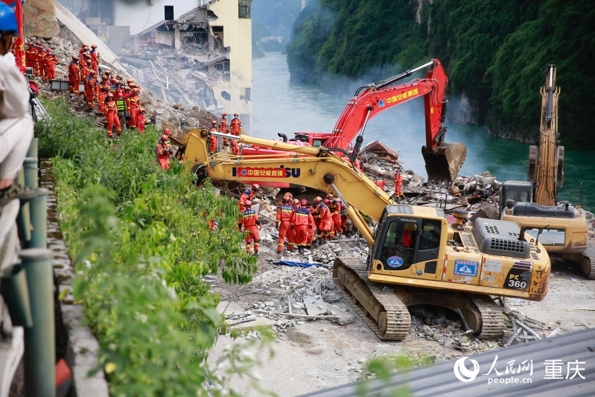 重庆彭水山体垮塌救援现场。人民网记者 刘政宁摄