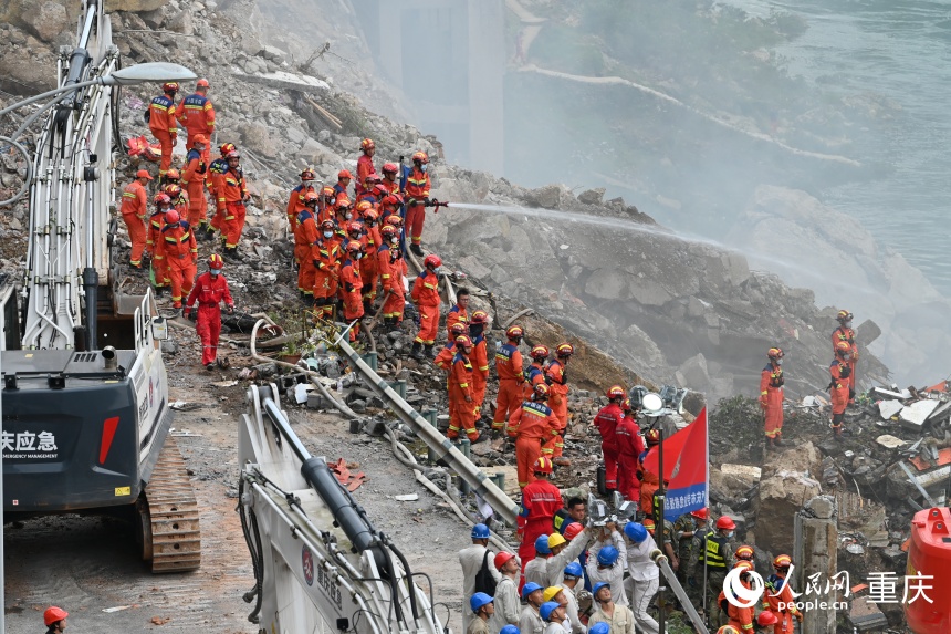 重庆彭水山体垮塌救援现场。人民网记者 刘政宁摄