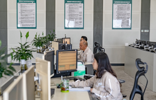 国网重庆永川供电公司调度大厅内，工作人员24小时值守。国网重庆永川供电公司供图
