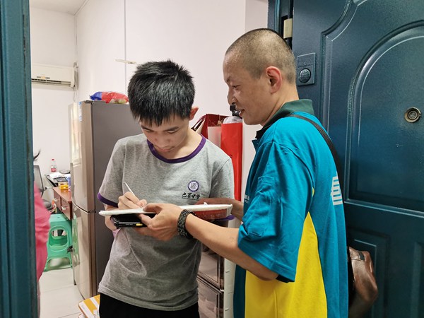 学生本人签收高考录取通知书。孙启凡摄