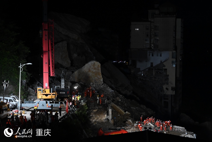 7月17日晚，救援仍在紧张进行中。人民网记者 刘政宁摄