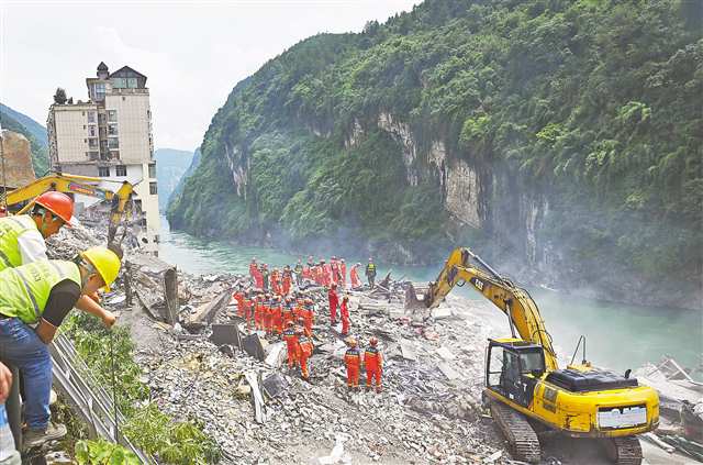 七月十七日,彭水县汉葭街道山体崩塌灾害现场,救援人员正在全力抢险救援。首席记者 龙帆 摄\视觉重庆