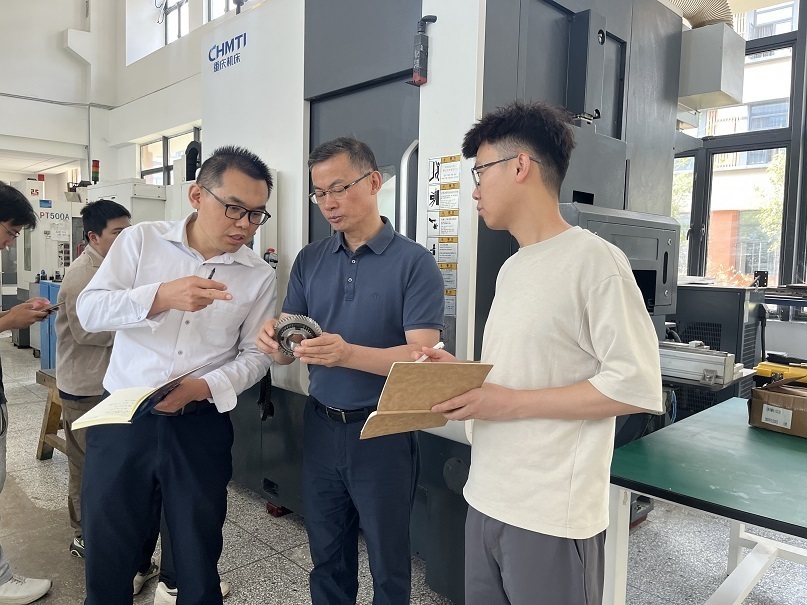 李先广（中）在重庆工商大学实验室。张玉芳摄