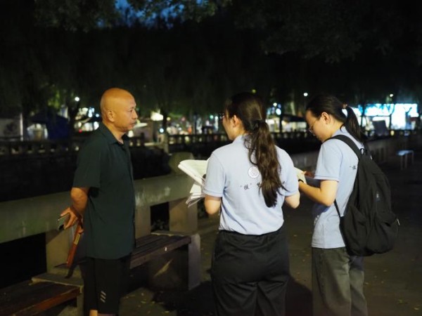 实践团成员开展实地调研。重庆大学供图