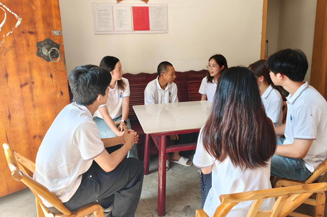 学子们围坐交流。校方供图