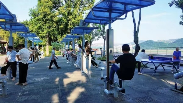 市民在滨江公园健身。丰都县融媒体中心供图