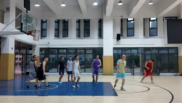 市民在学校篮球场打球。丰都县融媒体中心供图
