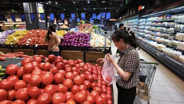 市民在超市选购商品。丰都县融媒体中心供图
