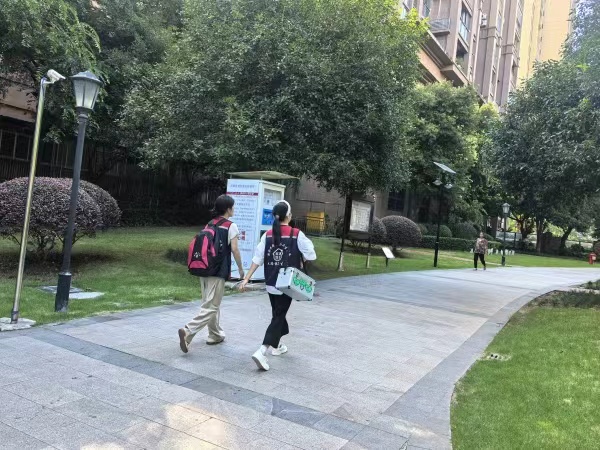 丰都家庭医生走进小区为居民开展上门诊疗服务。丰都县融媒体中心供图