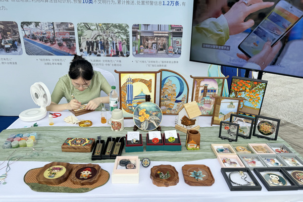 非遗工艺师现场实操演示双面珐琅制作技艺。渝中区委宣传部供图