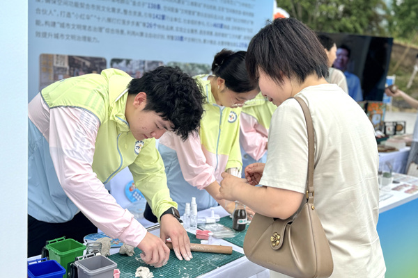 市民亲手制作专属冰箱贴。渝中区委宣传部供图